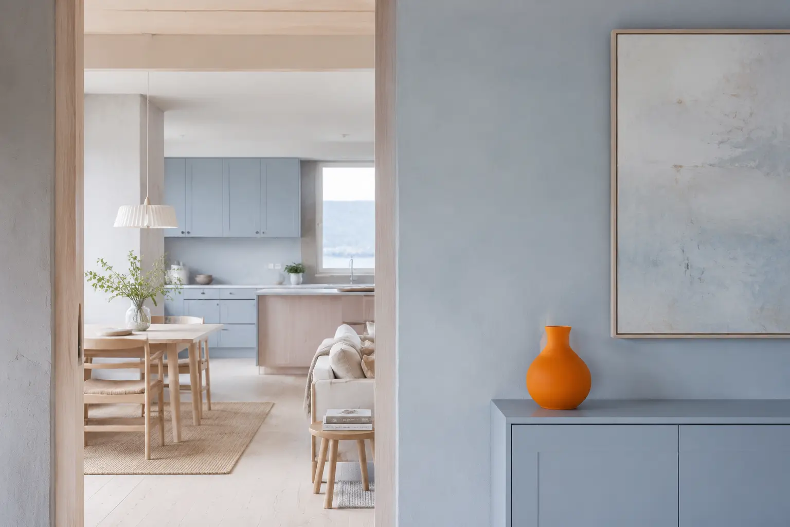 Lyst, moderne nordisk hjem med store vinduer og ryddige flater